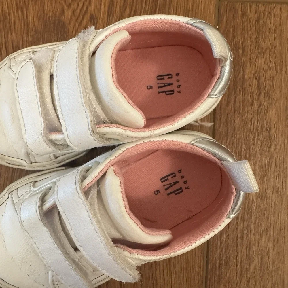 GAP Kids Toddler Girl‎ White Fasten Sneakers Size 5 GUC